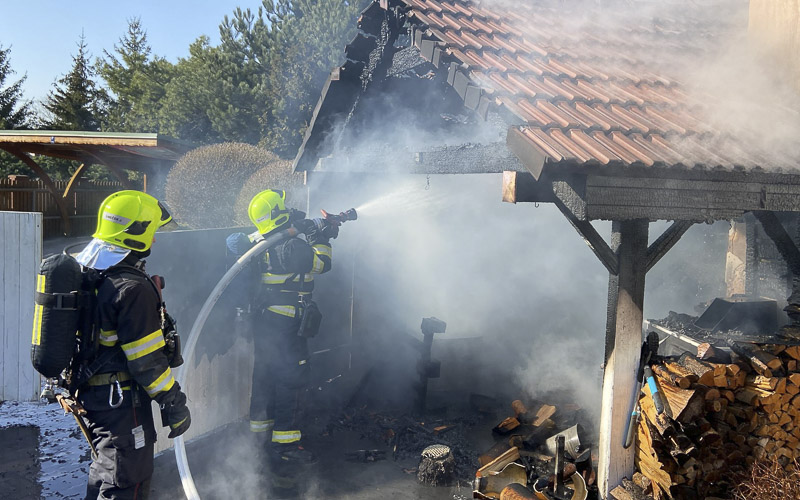 Požár v Lužicích zachvátil přístavek v těsné blízkosti rodinného domu