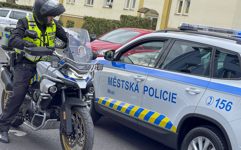 VIDEO: Motorky, auto a radar. Toto je nová technika mostecké městské policie