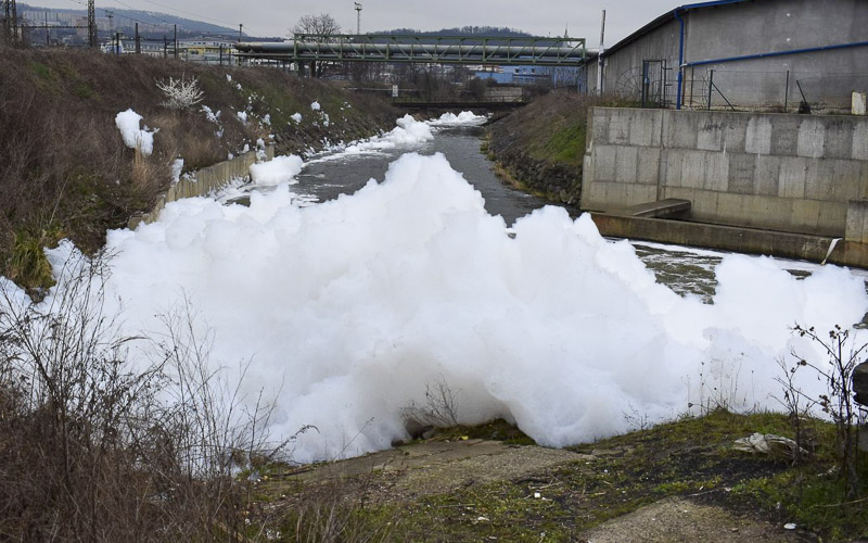 FOTO: Řeku Bílinu místy zakryla bílá oblaka pěny, zapáchala po saponátech