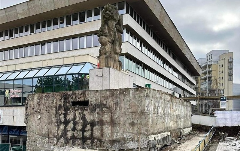 Do veřejných záchodů pod magistrátem zatéká. Kvůli opravě zmizí i socha lva