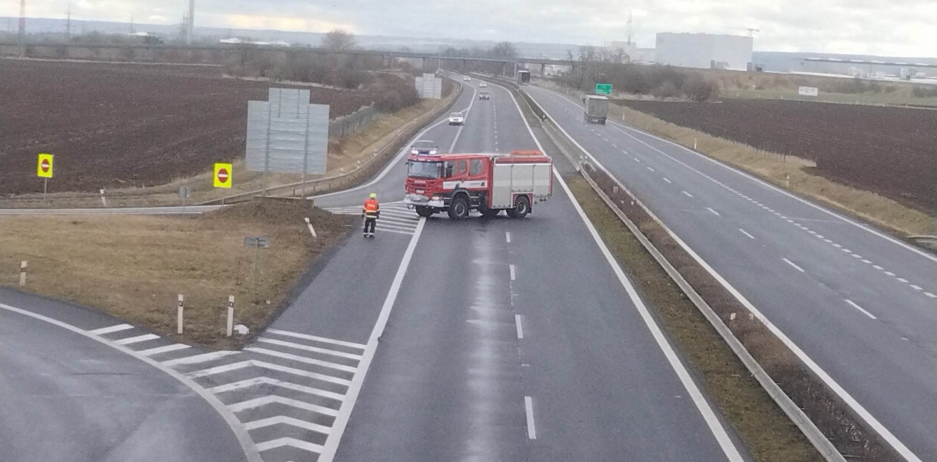 U nehody na sjezdu z D7 u Velemyšlevsi přistál vrtulník