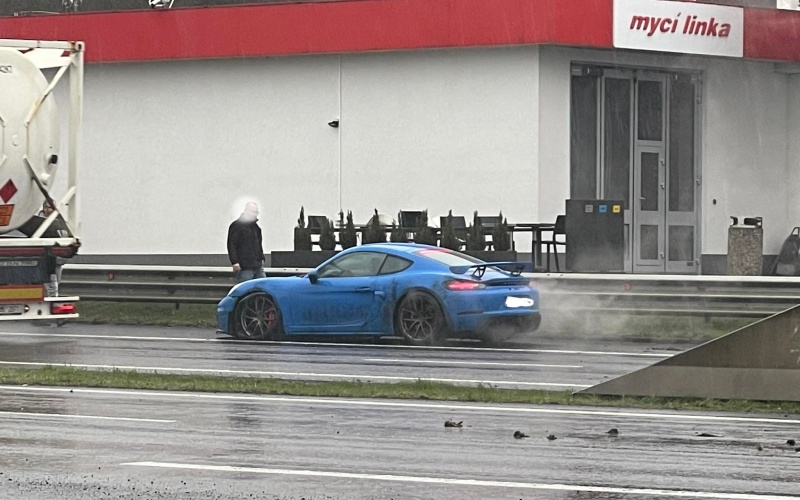 AKTUÁLNĚ: Porsche dostalo na mokré vozovce smyk. Vozovka je plná úlomků