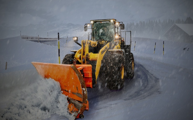 Obří traktor nemá téměř využití, Lom při jeho nákupu porušil vše, co mohl