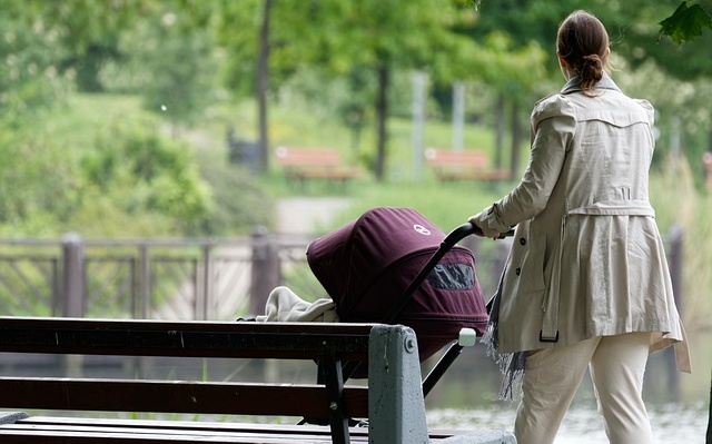 Žena opakovaně ke krádežím využívá kočárek. Asi si neuvědomuje, že kvůli svému počínání může dítě přijít o matku