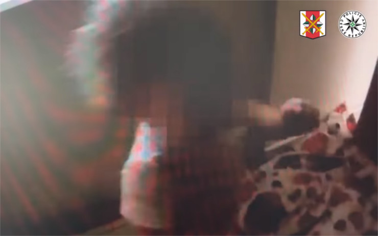 VIDEO: Noční můra každého rodiče! Devatenáctiměsíční holčička zabouchla babičce dveře, v bytě zůstala sama