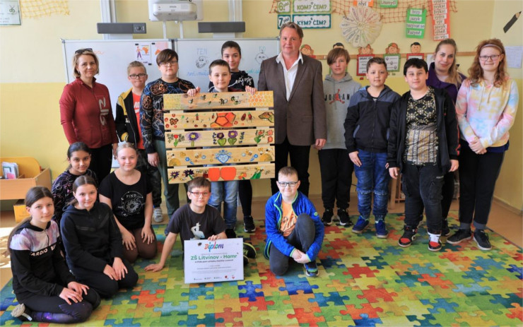 Soutěž „POMOZTE VČELKÁM TREFIT DOMŮ, aneb barevná česna“ vyhrály děti z hamerské školy