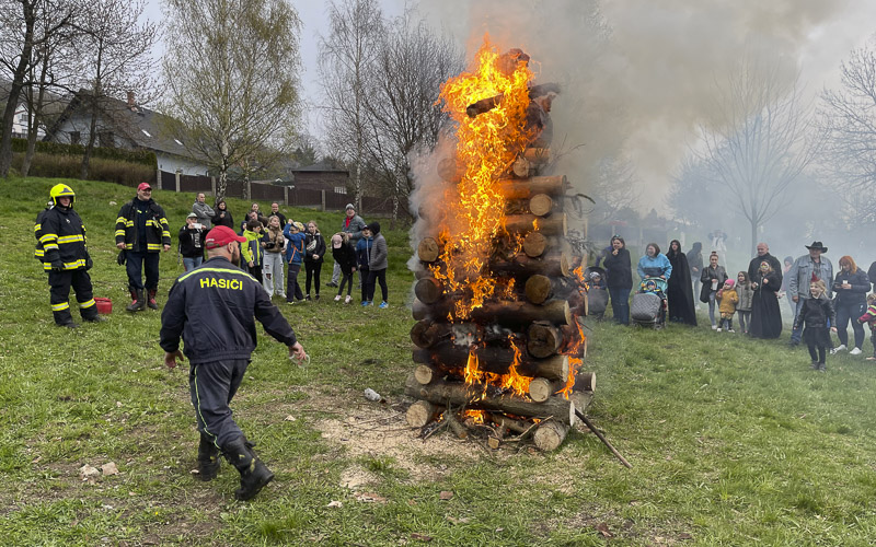VIDEO: Na Meziboří postavili májku a na sjezdovce spálili čarodějnice