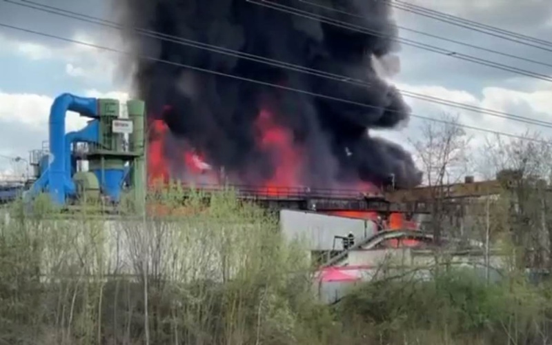 Hasiči bojují s obrovským požárem autovraků v Kladně. Dva hasiči jsou zranění