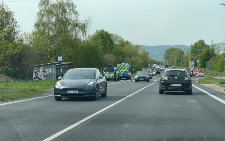 AKTUÁLNĚ: Na silnici mezi Mostem a Litvínovem se kvůli nehodě tvoří kolony. Na místě je policie