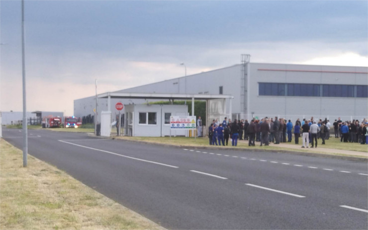 FOTO: Požár v průmyslové zóně Triangle vyhnal zaměstnance ven ze závodu. Na místo spěchaly dvě jednotky hasičů