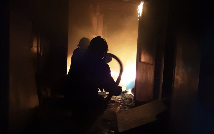 Hasiči vyjížděli k hned čtyřem požárům v panelových domech v Janově