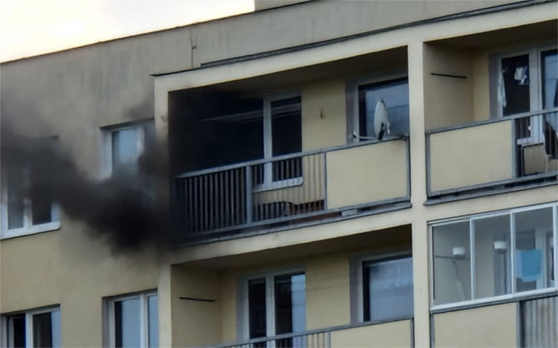 AKTUÁLNĚ OBRAZEM: Byt v posledním patře panelového domu zachvátil požár. Z oken se valí černý dým