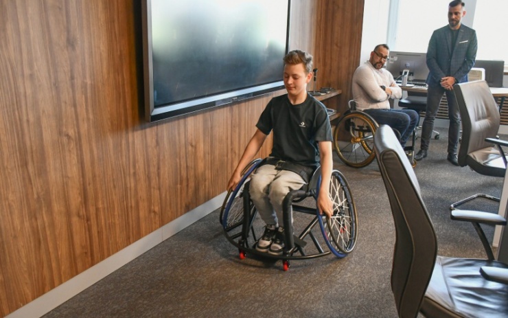 Mostečané se složili na speciální sportovní invalidní vozík. Florbalista jej vyzkoušel hned