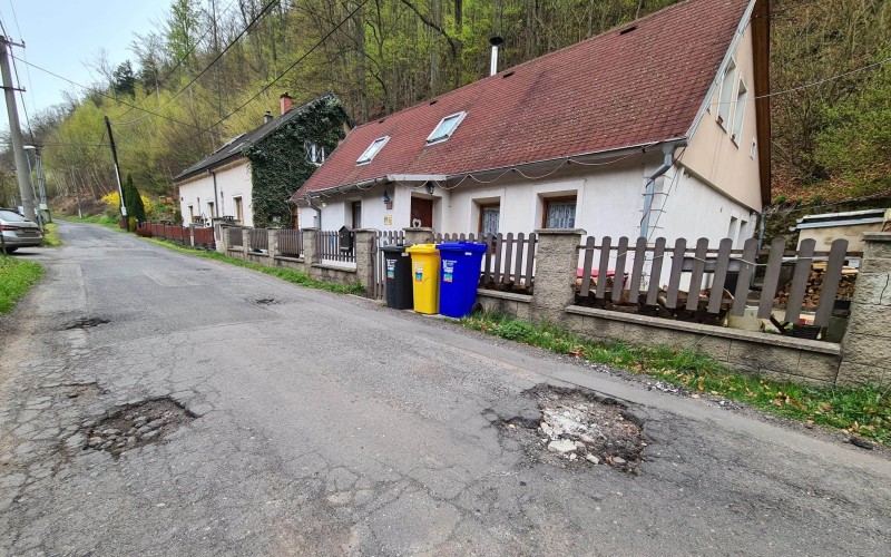 Zoufalá situace si žádá zoufalé činy. Rozbité silnice v okrajových částech Litvínova ženou obyvatele k úvahám o odtržení od města