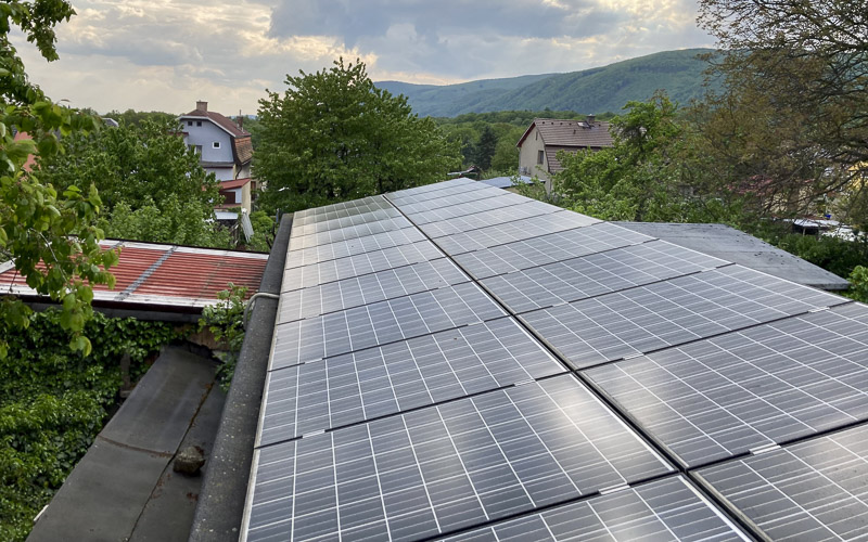 Fotovoltaická elektrárna na balkoně může ušetřit pět tisíc za rok, firma rychle dodá řešení i na střechu pro celý rodinný dům