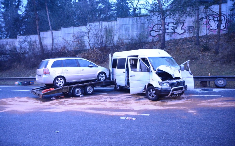 Příjezd do Prahy komplikují hromadné nehody