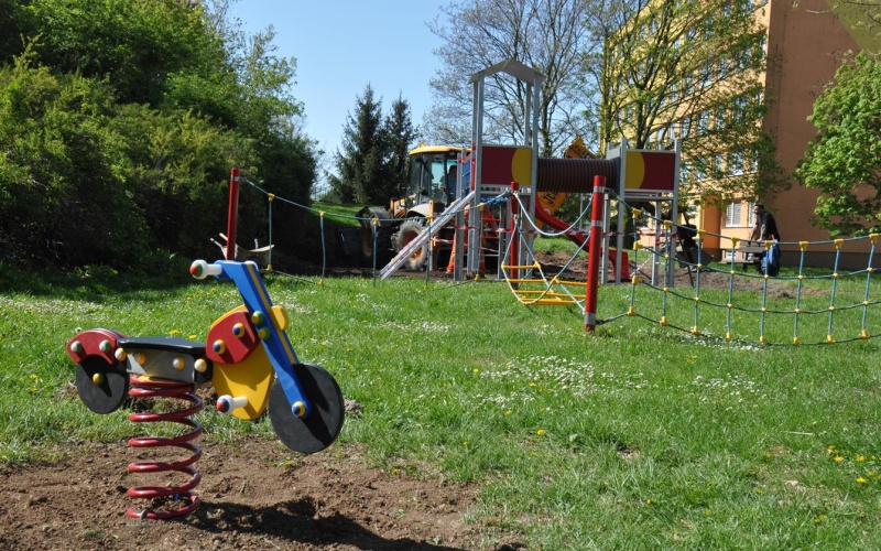 Nové atrakce na hřišti lákají malé nedočkavce. Hotovo bude v polovině června