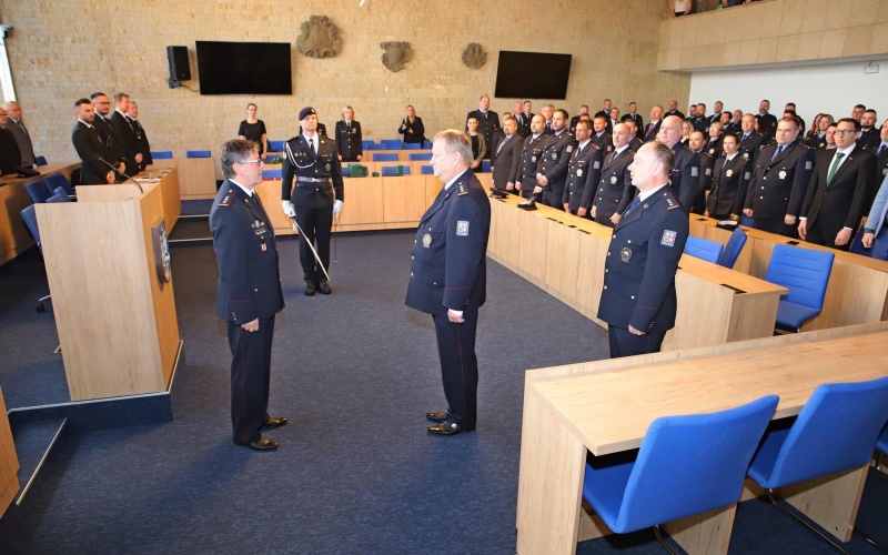 Policisté obdrželi medaili cti. Ocenění za věrnost si odneslo několik desítek mužů a žen v uniformách