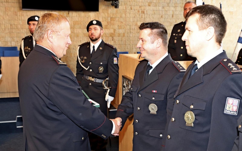 Policisté obdrželi medaili cti. Ocenění za věrnost si odneslo několik desítek mužů a žen v uniformách