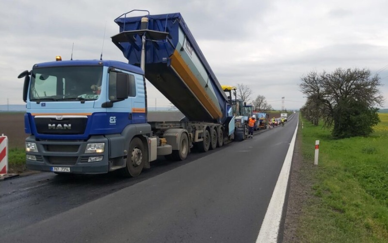 Silničáři dokončují úsek mezi Velemyšlevsí a Havraní