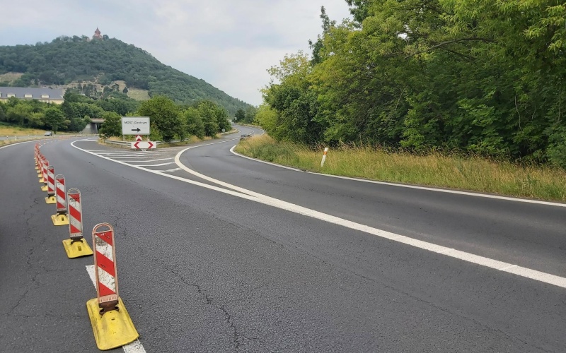 Třináctku pod Hněvínem čekají opravy. Už teď je na místě dočasné dopravní značení