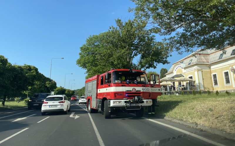 Porucha vozu ráno brzdila dopravu v ulici Čsl. armády