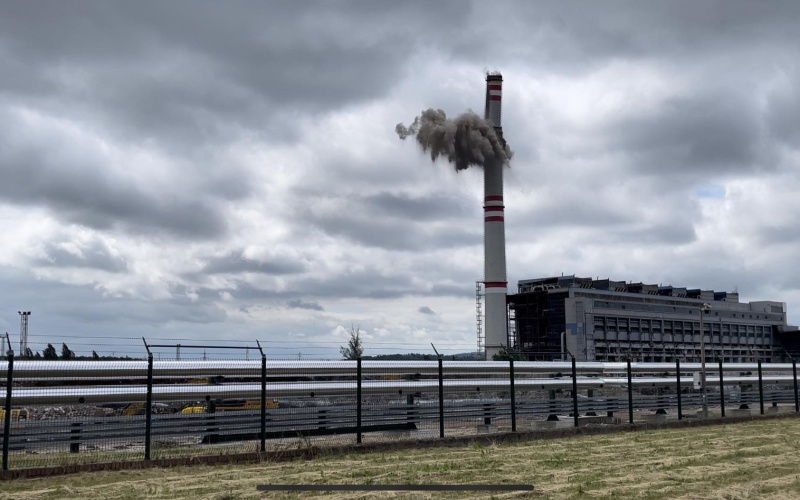 VIDEO: Odstřel komína je symbolem konce doby uhelné v elektrárně Prunéřov