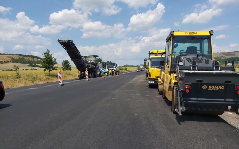 V neděli skončí uzavírka na silnici mezi Ranou a Libčevsí. Už dnes se pokládá asfalt