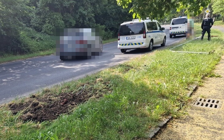 Než aby naboural auto před sebou, raději strhl řízení a skončil mimo vozovku