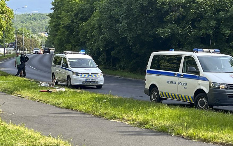 AKTUÁLNĚ: Auto v Mostě srazilo lampu, na místě nehody už je městská policie