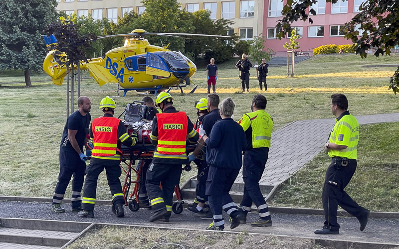 FOTO AKTUÁLNĚ: Těžká havárie motocyklu na Meziboří. Transport zraněného člověka zajišťuje vrtulník