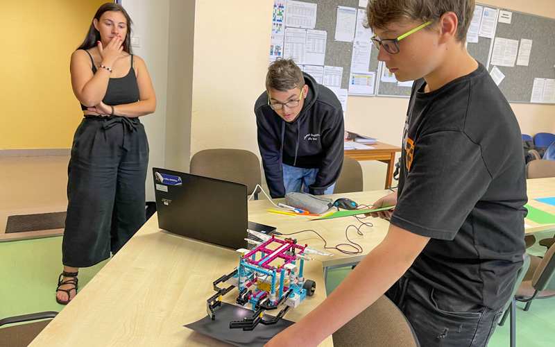VIDEO: Mostečtí školáci si rozumí s roboty, umí je postavit i programovat