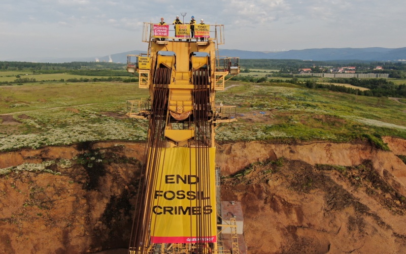 Velkorypadlo K 10 000 v dole Bílina stojí. Obsadili jej aktivisté z Greenpeace. Protestují proti rozšíření dolu