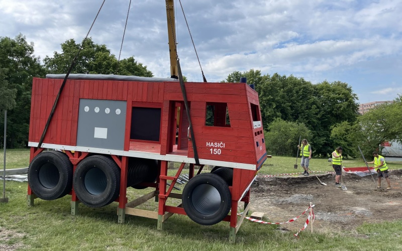 Na Šibeník právě dorazilo hasičské auto. Nehoří, jde o novou prolézačku pro děti