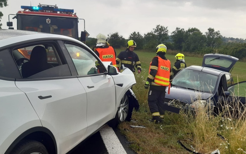 OBRAZEM: Silnici mezi Skršínem a Libčevsí uzavřela těžká autonehoda