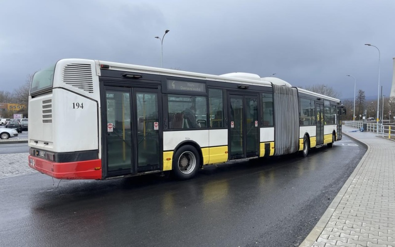 Místo tramvají pojedete autobusem. Večer vykolejila u Kopist tramvaj