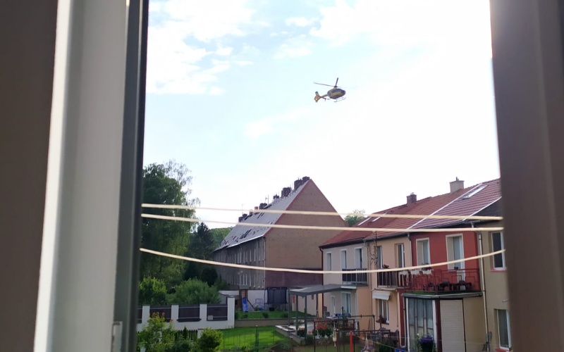 Na Osadě přistál vrtulník. Záchranáři pospíchali za pacientkou