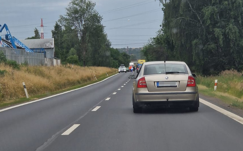 AKTUÁLNĚ: Na silnici mezi Čepirohy a Havraní se srazilo auto s motorkou, na místě je silný provoz