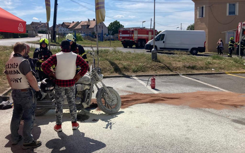 FOTO: Motorkář natankoval na čerpací stanici. Když se chtěl rozjet, motorka začala hořet