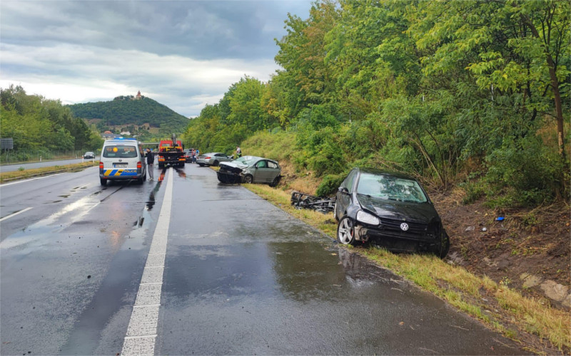 OBRAZEM: Hromadná nehoda tří aut na koridoru, dva lidé se zranili