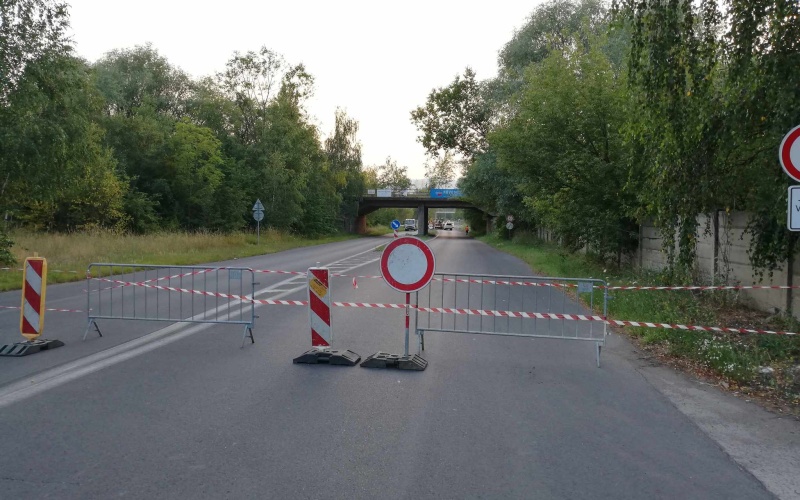 Proč je uzavřena silnice mezi chemičkou a rozcestím na Horní Jiřetín a Chomutov? Propadla se tam silnice