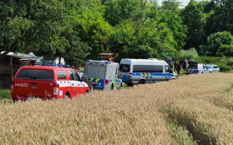 Policie dopadla násilníka, který brutálně napadl ženu a požárem chtěl zahladit stopy. Do akce byl nasazen i vrtulník