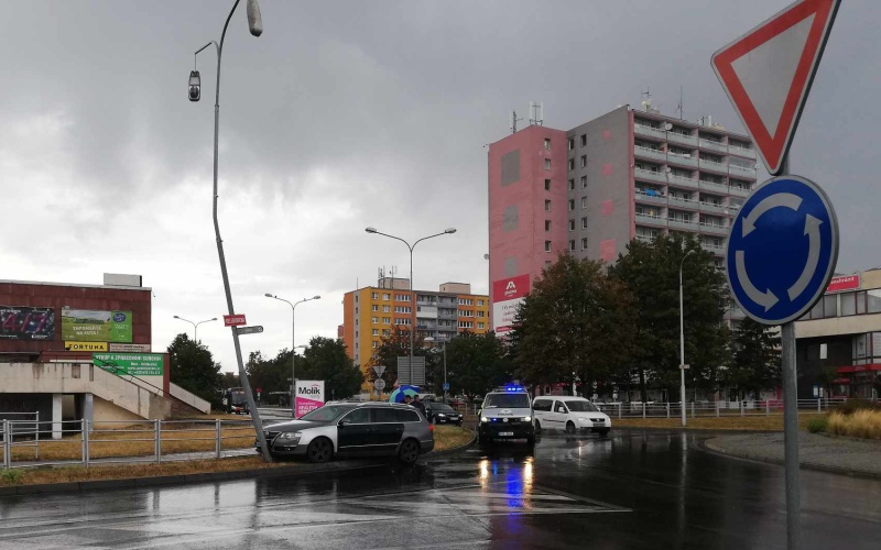 Pozor u kruhové křižovatky u Kahanu. Osobní vůz naboural do lampy