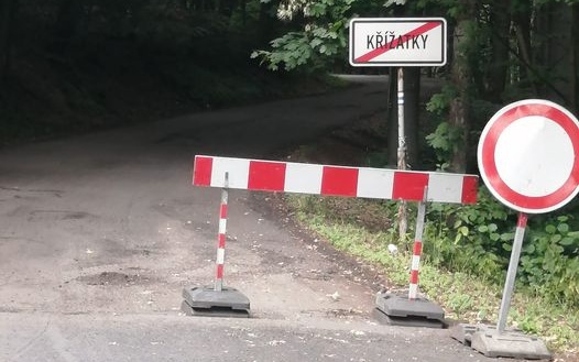 Zmatky na horských silnicích, řidiči nerespektují dopravní značení 