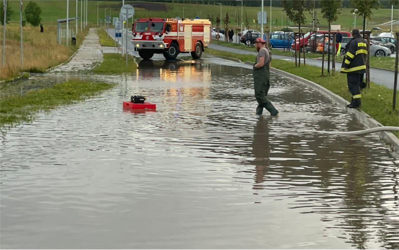 Potopa u jezera Most! Kvůli závadě na kanalizaci a vydatnému dešti se tu začala shromažďovat voda