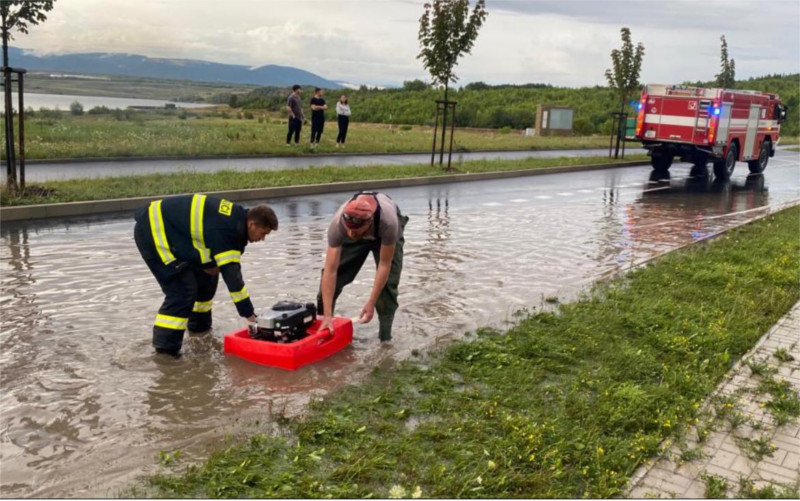 Závadu na kanalizaci u jezera už řeší město. Budou se dělat úpravy