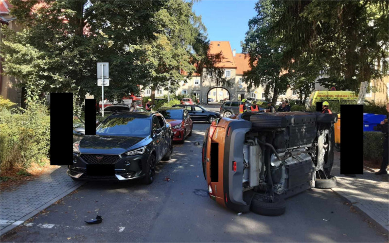 AKTUÁLNĚ: Po nehodě v Litvínově skončilo jedno z havarovaných aut na boku, jeden člověk utrpěl zranění
