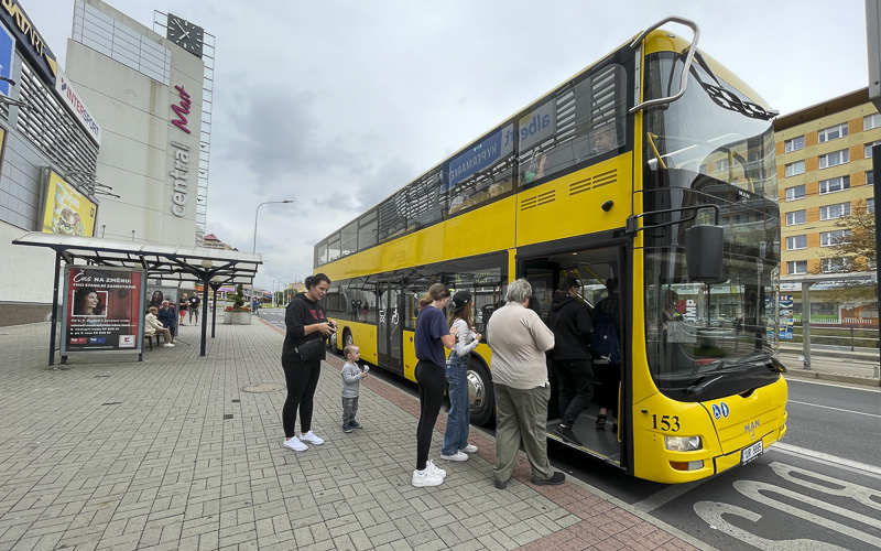 V Mostě začal jezdit z centra k jezeru dvoupatrový autobus. Prohlédněte si ho uvnitř