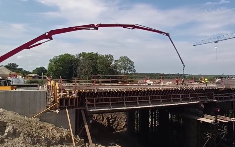 VIDEO: To nejtěžší mají silničáři za sebou. Nosná konstrukce nového mostu na D7 je hotová