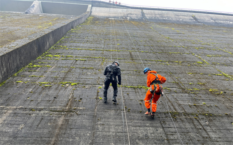OBRAZEM: Strážníci se zavěsili na lana. Společně s báňskými záchranáři trénovali záchranu osob z výškových staveb